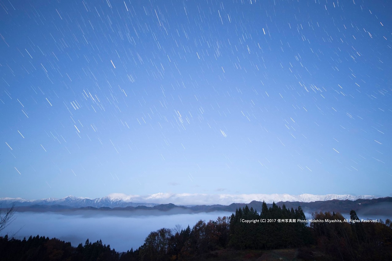 明けゆく空に残る星々