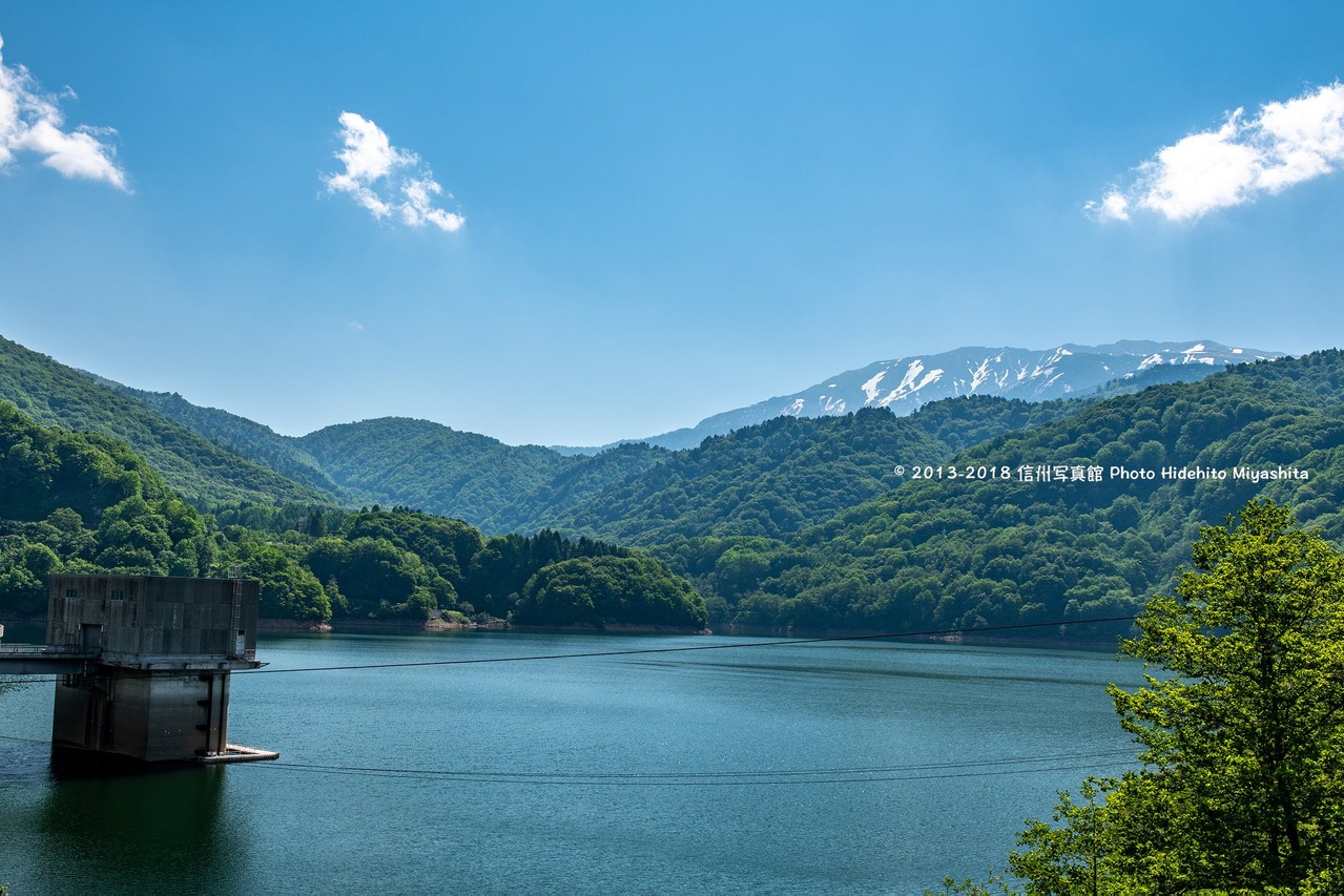 有峰湖より望む薬師岳
