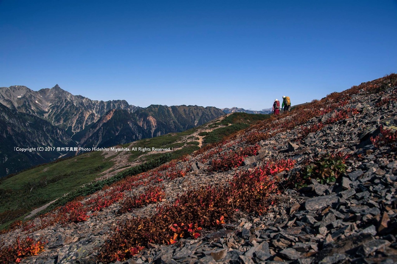 稜線を行く登山者