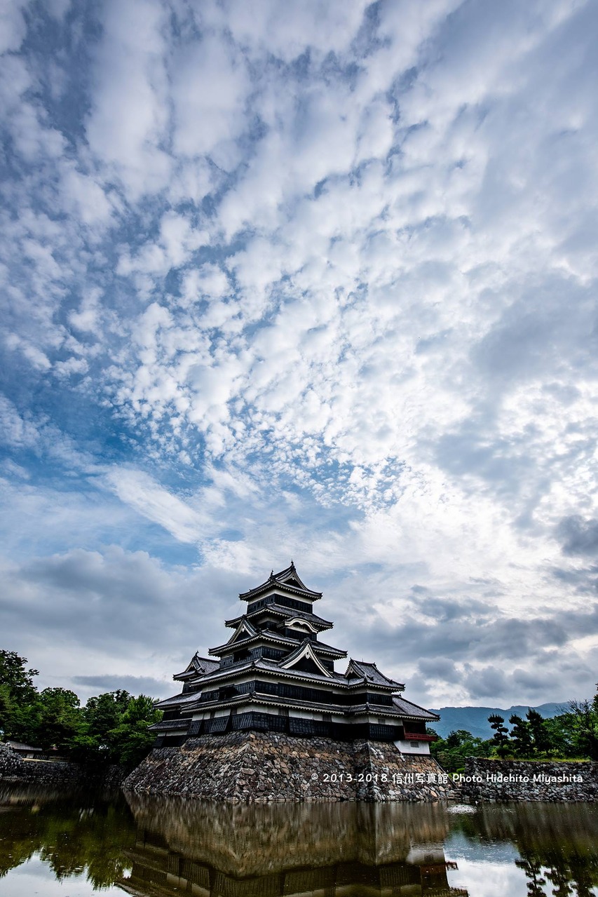 雲と松本城