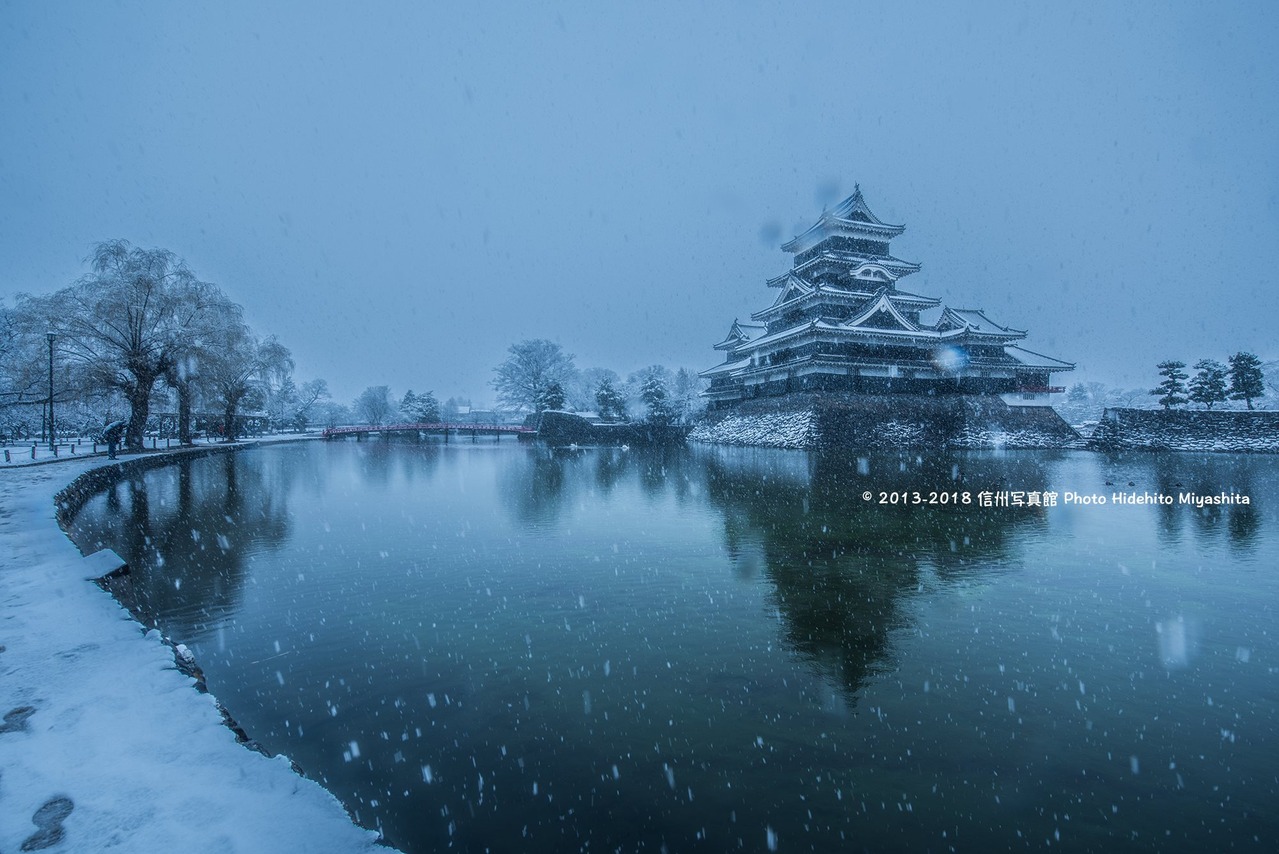 雪降る松本城