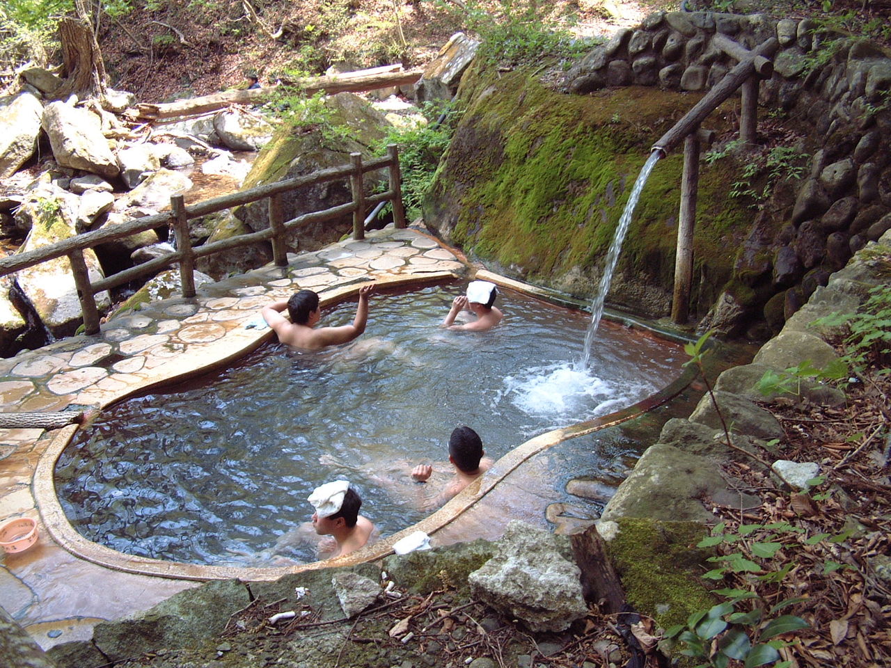 不動 湯 温泉 谷間 の 露天 風呂