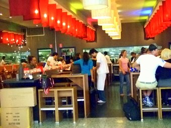回転寿司店内
