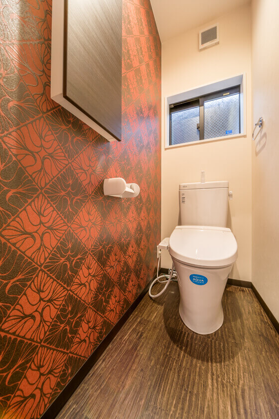 2階のトイレはリクシルのベーシア。アクアセラミック素材です。2階トイレはレッド系のアクセントクロス。シンコールのBB-9719。