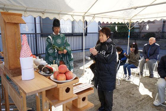 こちらもさすがお母さま。中央の神籬【ひもろぎと読む。地鎮祭のためにお迎えする氏神様の依り代（よりしろ）】に正対してお祈りされました。