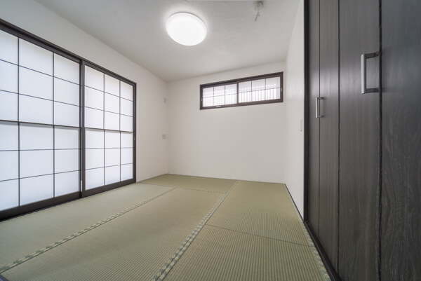 小上がり和室。高窓の方も引き違いの内障子を付けてお部屋を和の装いに統一されています