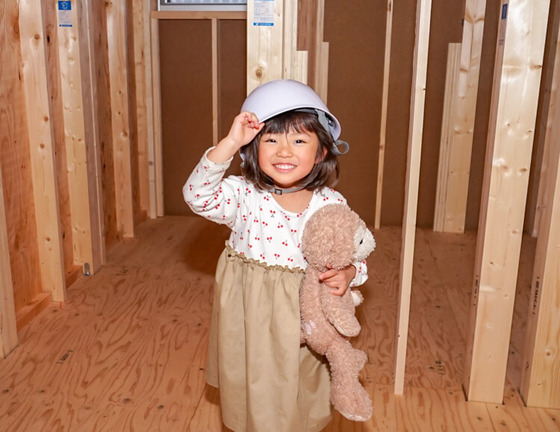 Aちゃんのお部屋は、お母さんが一生懸命選んだかわいい壁紙になる予定だよ