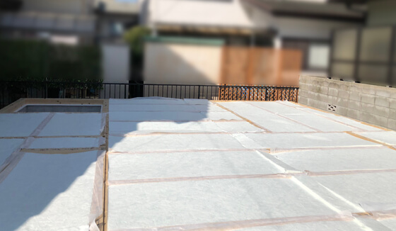 断熱材がしっかり敷き詰められたら、次は構造用合板を施工。土台や大引きに、しっかり釘で固定していきます