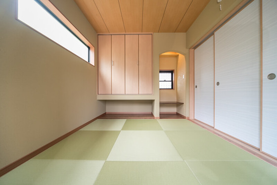 右側の3枚引き込み戸は、リクシルウッディライン和風建具。