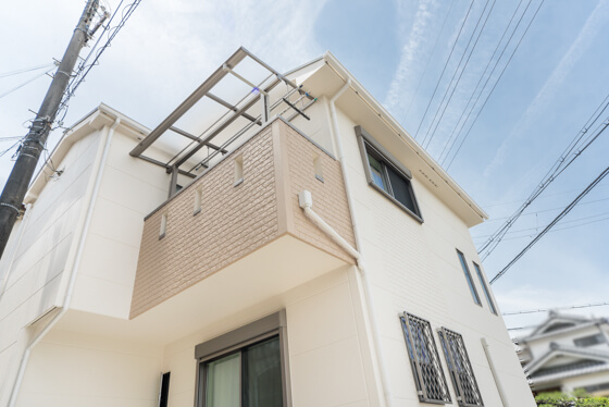 バルコニーの屋根は、三協アルミのテラス、「レボリューA」。サッシと同じ色目の柱に、「かすみ」というスリガラス状になった屋根材を選ばれました。