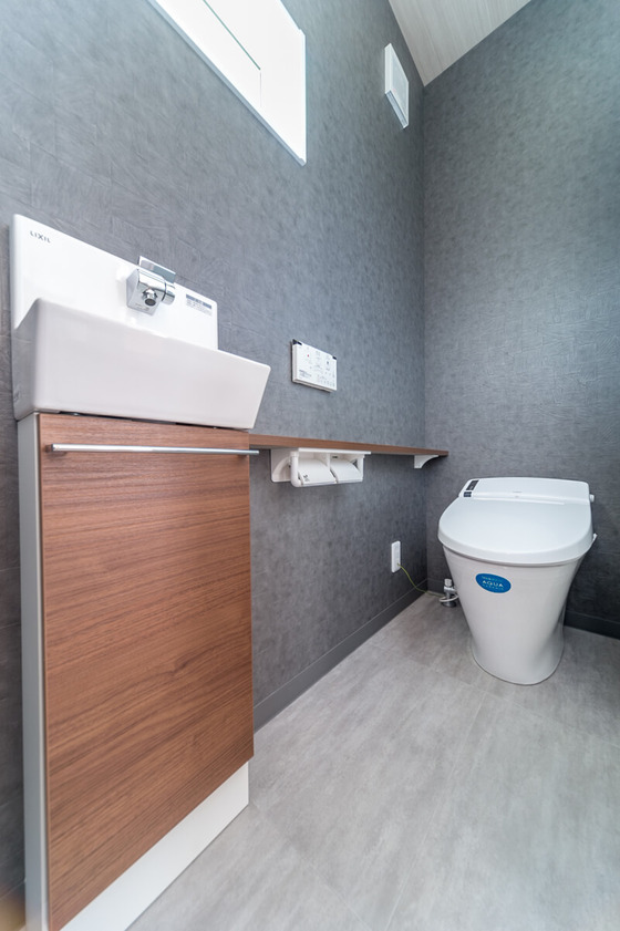 ホールからつながるトイレは「100年クリーン」のアクアセラミック素材