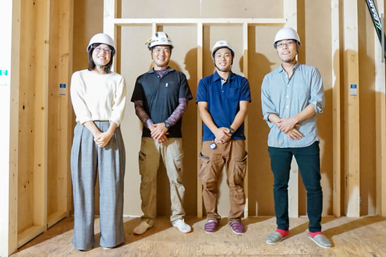 奥様、出海棟梁、現場監督の金子、ご主人様でも記念撮影を行いました。