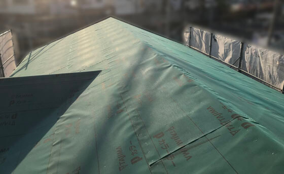 最後に大工さんとバトンタッチした屋根工事業者さんが、防水アスファルトルーフィングを施工