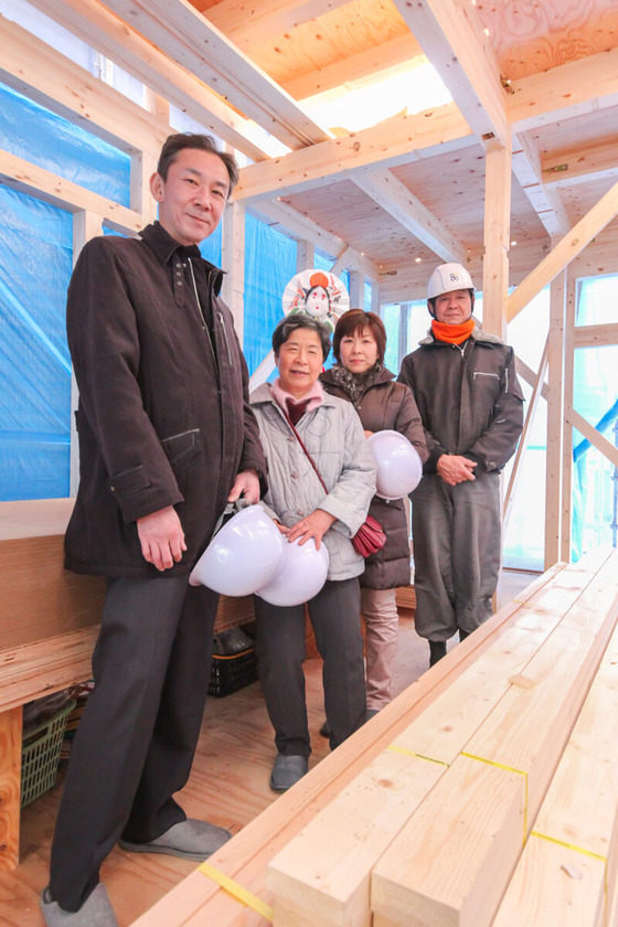 最後はM様ご家族と津田棟梁とで記念撮影