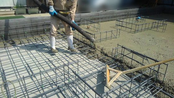 ミキサー車で生コンを運んできてくれる生コン業者さんがポンプでコンクリートを流し込みます。