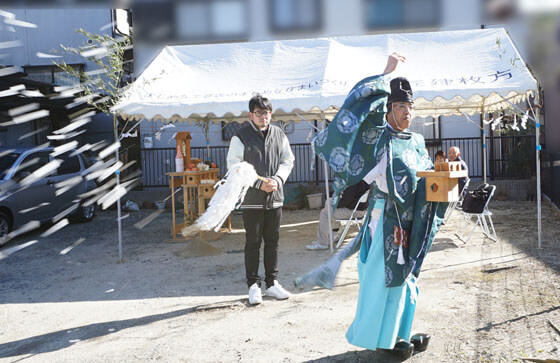 切麻散米（きりぬささんまい）。この儀式は、紙と麻を細かく切った物を四方にまく儀式。