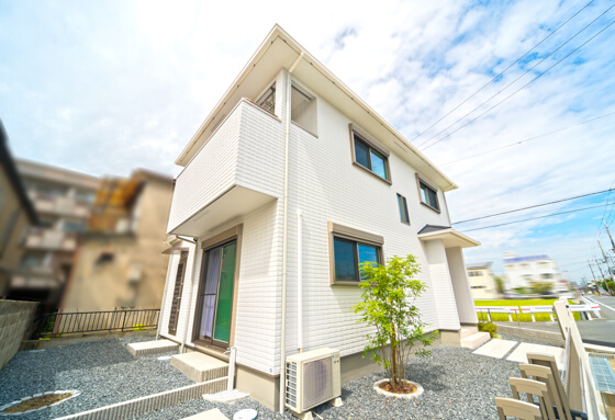 シンプルな注文住宅の外観デザイン。外壁材はヘーベルパワーボード