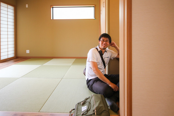 キッチンに立つ奥様と、パソコンに向かうF様。こんな感じで会話がはずまれることでしょう
