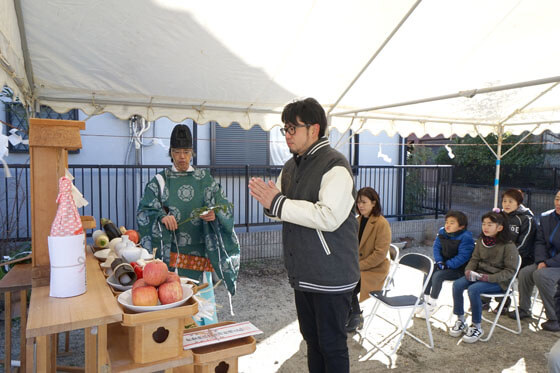 ご主人の熱意と引き締まった表情から、家内安全と一族繁栄の意思が氏神様へ伝わりました。