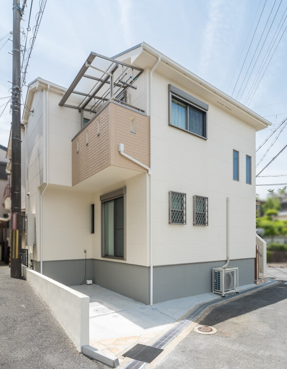 屋根もバルコニー以上にせり出して広く使いたいため、後付けの「テラス屋根、三協アルミのテラス、レボリューA」を設置されました