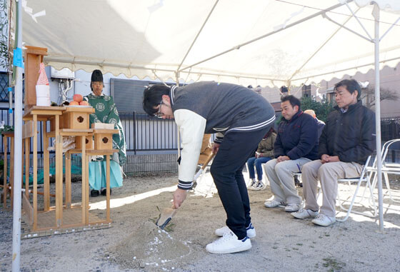 地鎮の儀(じちんのぎ)…草を刈る「刈初め（かりぞめ）」、土をおこす「穿初め（うがちぞめ）」、土をならす「土均し（つちならし）」をおこないます。