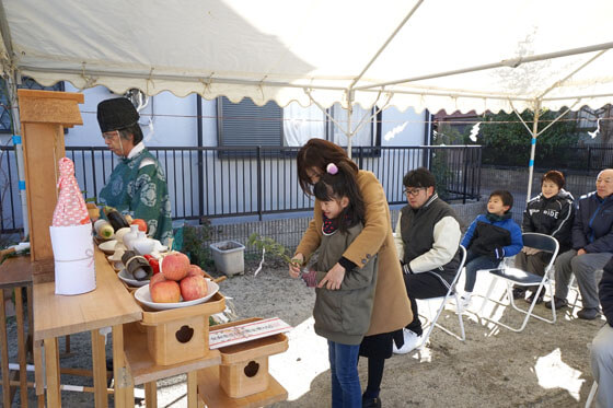 奥さまがお手伝いして、Ｎちゃんが玉串を立てるようにお祈りしました