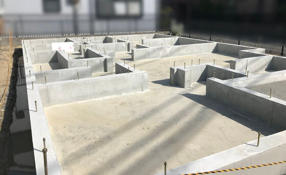 土台を固定するアンカーボルトと補強金物のホールダウン金物（地震時や台風時に柱が土台や梁から抜けるのを防ぐために必要不可欠な金物）も所定の位置にしっかり納まっています