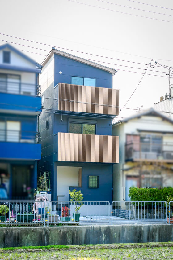JR京都線の電車からも見える3階建ての注文住宅。