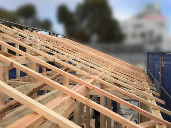 2階の柱、小屋梁と工事を進めていきます。ナナメにかかっている材料は「垂木」といって屋根を組むための下地です。