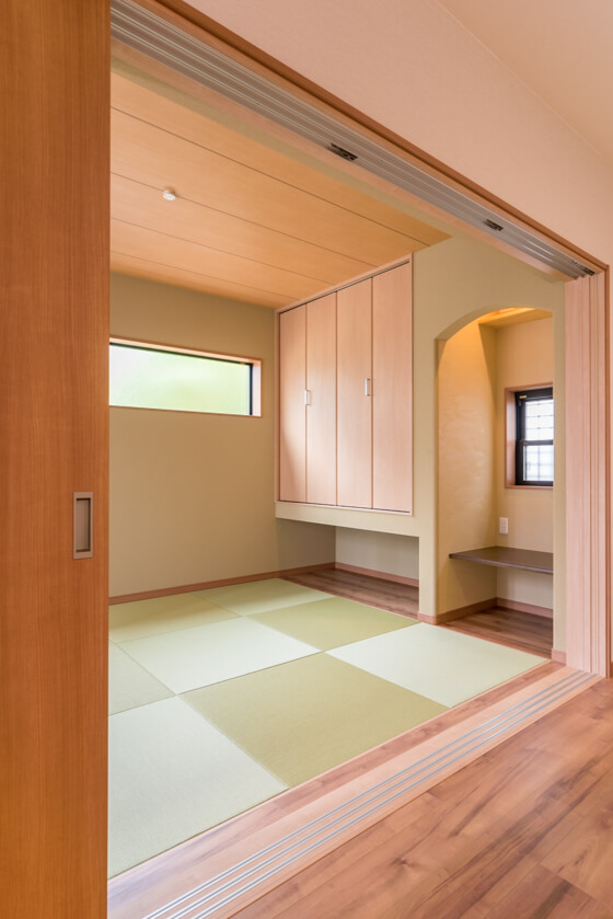 和室の造作にもこだわり・・・。吊押入れはF様のご要望。板間を見せれば空間の広がりを感じることができます。その右隣、PCカウンターの上部に垂れ壁。形状をアーチにすることで、こちらは優美な印象を心に受けとめることができます。