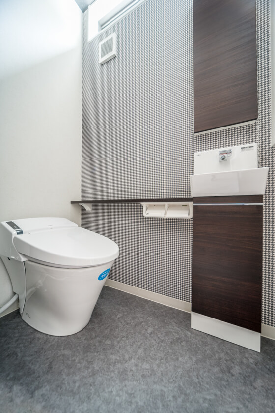 トイレのアクセントクロスは、シックに千鳥格子のチェック柄