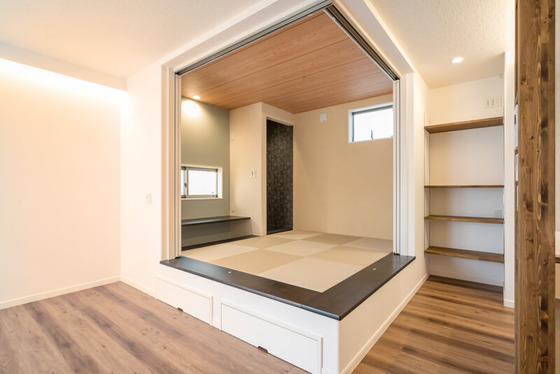 扉全開する立派な和室の間仕切りはパナソニックの【合わせ建具】をご採用