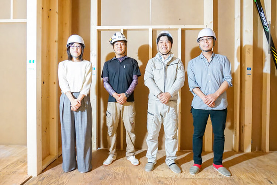 左から、奥様、出海棟梁、営業の田伏、ご主人様