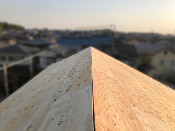 棟に隙間をあけて野地板を張っています(棟換気)