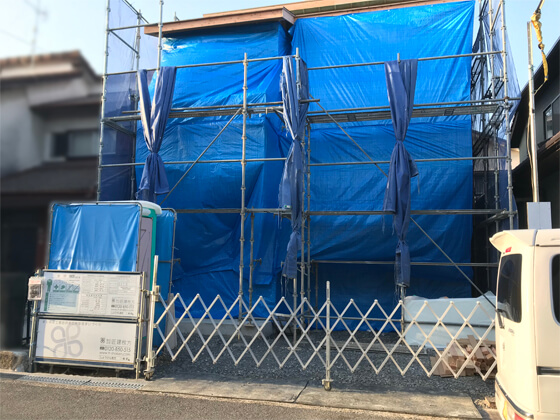 外壁周りは「ハイベストウッド」という合板を全面に貼っていきます。上棟日に全面の合板貼りまでは作業できませんので、一旦ブルーシートで養生して、A様邸の上棟日の作業は終了です
