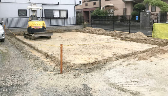 建物の外周を堀り、基礎の下地造りとなる「掘り方」からスタート