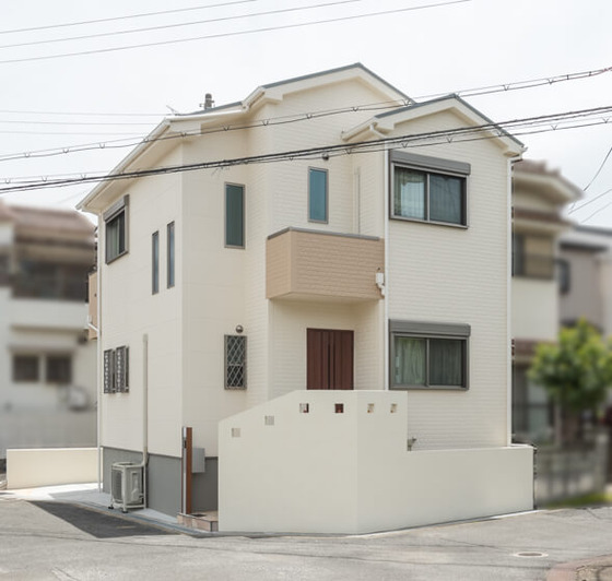 角地に建つ切妻屋根の可愛いお家