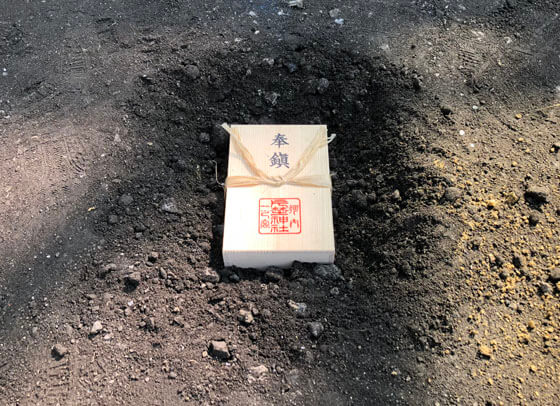 地鎮祭の時にお預かりした鎮め物を、建物の中心付近にお納めいたしました