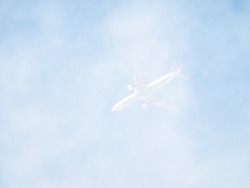 白雲の飛行機