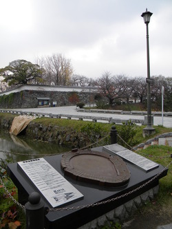平和台球場記念碑と城跡