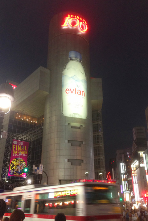 渋谷109_エビアン広告