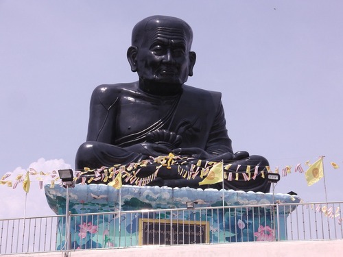 タイの有名な高僧であるルアン・プー・トゥアトの仏像アミュレット付け