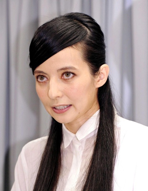 ベッキーさんが宝島社の新聞広告で「背中ヌード」を披露