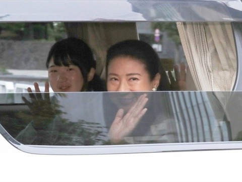 2018・5・13養蚕所を視察w 後部座席の手w