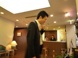 電話する男