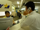 電話する男