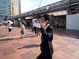 電話する男