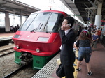 電話する男