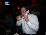 電話する男