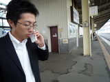 電話する男